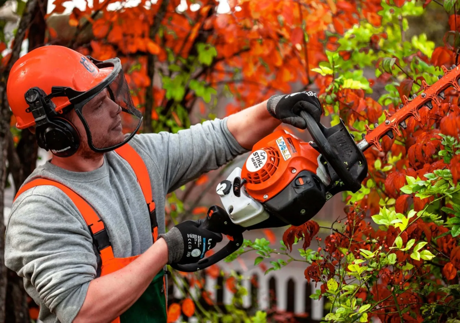 Mathes Garten & Baumpflege Team bei der Arbeit